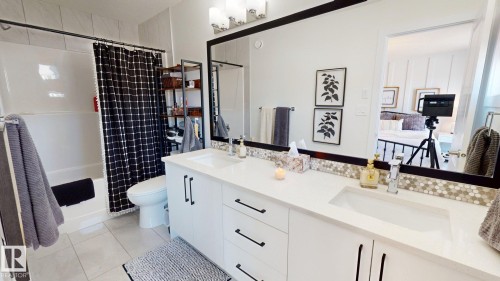 7217 Chivers Place, Edmonton, AB - Indoor Photo Showing Bathroom
