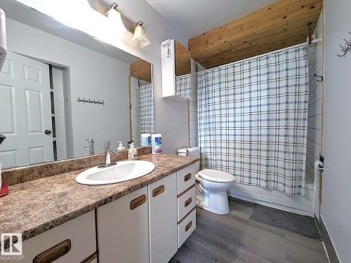 61 Mcleod Place, Edmonton, AB - Indoor Photo Showing Bathroom