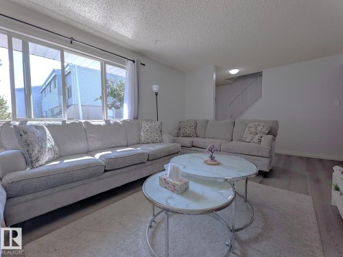 61 Mcleod Place, Edmonton, AB - Indoor Photo Showing Living Room