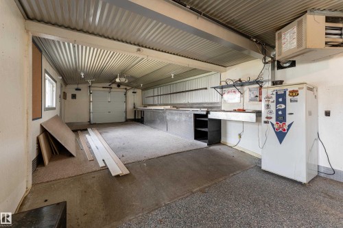 11844 St Albert Trail, Edmonton, AB - Indoor Photo Showing Garage