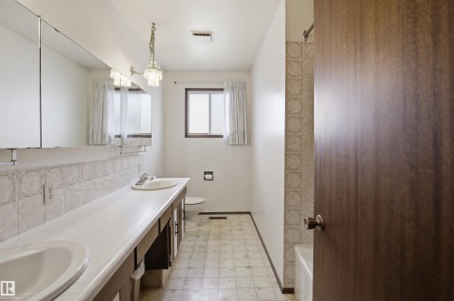 13222 116 Street, Edmonton, AB - Indoor Photo Showing Bathroom