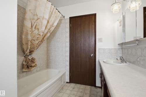 13222 116 Street, Edmonton, AB - Indoor Photo Showing Bathroom