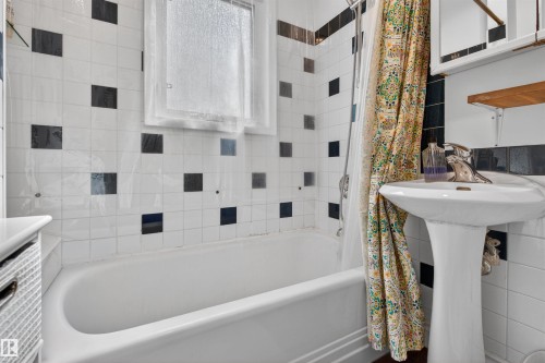 10522 79 Avenue, Edmonton, AB - Indoor Photo Showing Bathroom