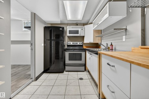 10522 79 Avenue, Edmonton, AB - Indoor Photo Showing Kitchen