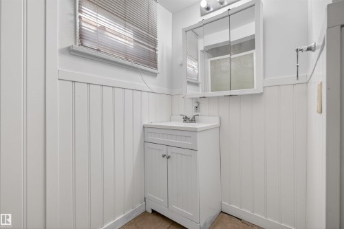 10522 79 Avenue, Edmonton, AB - Indoor Photo Showing Bathroom