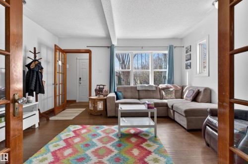 10522 79 Avenue, Edmonton, AB - Indoor Photo Showing Living Room