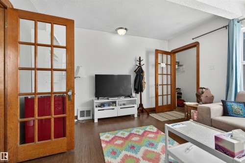 10522 79 Avenue, Edmonton, AB - Indoor Photo Showing Living Room