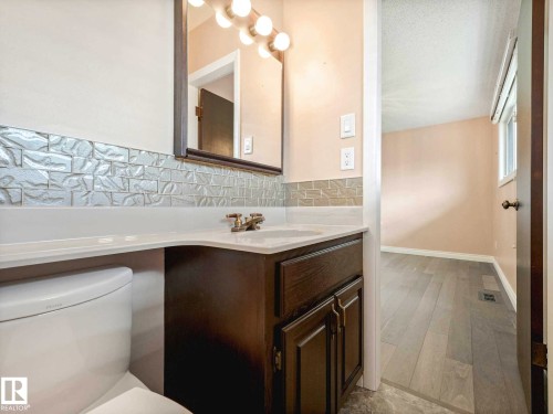 6303 92B Avenue, Edmonton, AB - Indoor Photo Showing Bathroom