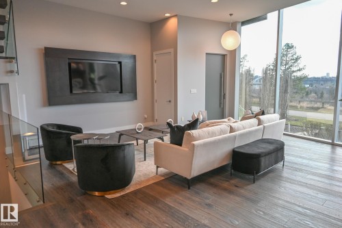 9509 99B Street, Edmonton, AB - Indoor Photo Showing Living Room