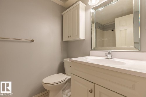 108 9010 106 Avenue, Edmonton, AB - Indoor Photo Showing Bathroom