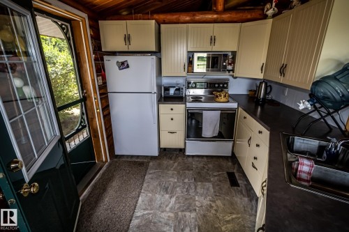 18 Horseshoe Bay Drive, Rural St. Paul County, AB - Indoor Photo Showing Kitchen