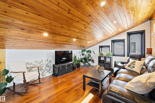 7739 80 Avenue, Edmonton, AB - Indoor Photo Showing Living Room