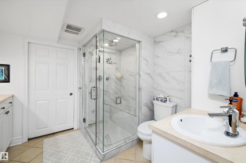 7739 80 Avenue, Edmonton, AB - Indoor Photo Showing Bathroom
