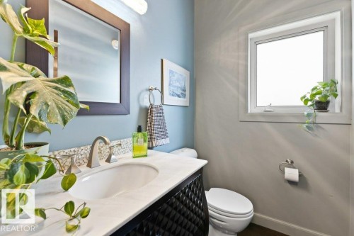3335 32 Avenue, Edmonton, AB - Indoor Photo Showing Bathroom