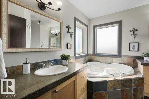 3335 32 Avenue, Edmonton, AB - Indoor Photo Showing Bathroom