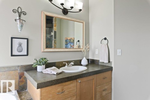 3335 32 Avenue, Edmonton, AB - Indoor Photo Showing Bathroom