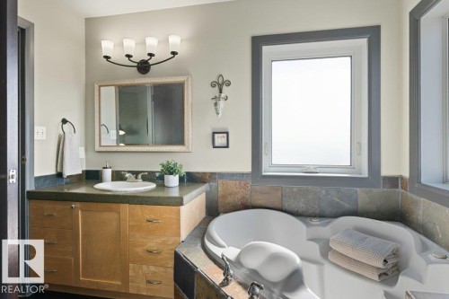 3335 32 Avenue, Edmonton, AB - Indoor Photo Showing Bathroom