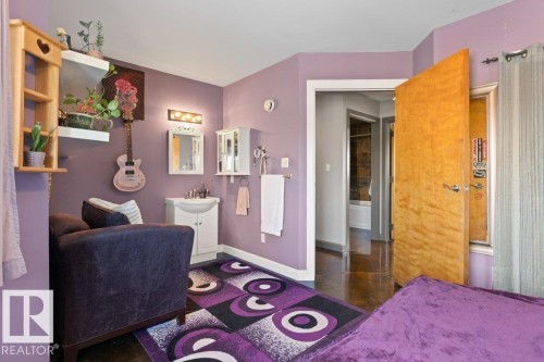 3335 32 Avenue, Edmonton, AB - Indoor Photo Showing Bedroom