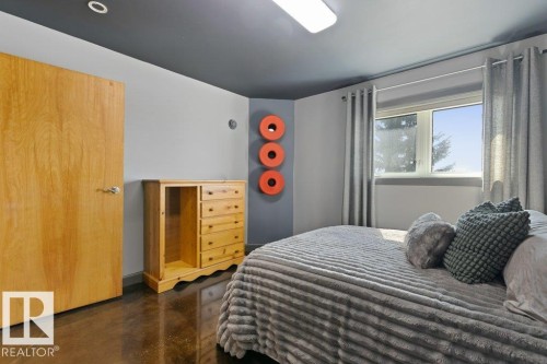 3335 32 Avenue, Edmonton, AB - Indoor Photo Showing Bedroom