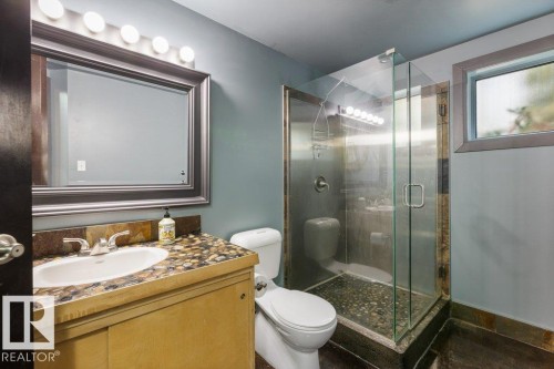 3335 32 Avenue, Edmonton, AB - Indoor Photo Showing Bathroom