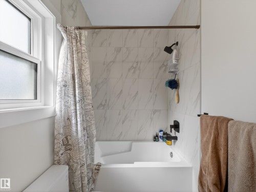 75 Willow Link, Fort Saskatchewan, AB - Indoor Photo Showing Bathroom