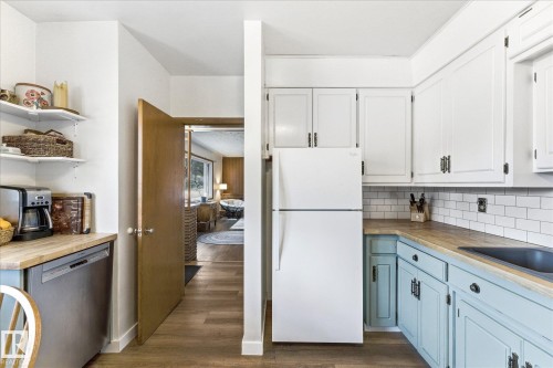 5703 119 Avenue, Edmonton, AB - Indoor Photo Showing Kitchen
