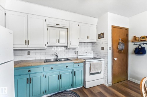 5703 119 Avenue, Edmonton, AB - Indoor Photo Showing Kitchen With Double Sink