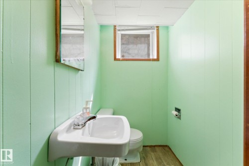 5703 119 Avenue, Edmonton, AB - Indoor Photo Showing Bathroom