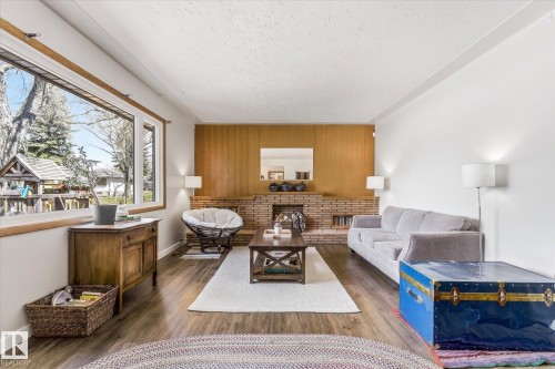 5703 119 Avenue, Edmonton, AB - Indoor Photo Showing Living Room