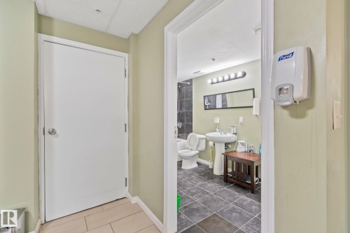 9512 154 Street, Edmonton, AB - Indoor