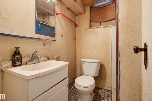 Image quality insufficient for description - 9816 93 Avenue, Edmonton, AB - Indoor Photo Showing Bathroom