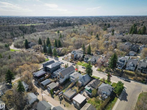 Residential neighborhood with a forested ravine backdrop - 9816 93 Avenue, Edmonton, AB - Outdoor With View