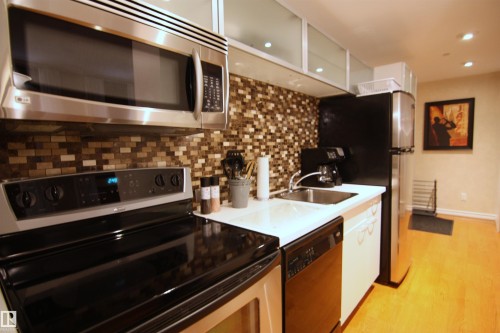 311-10134 100 Street, Edmonton, AB - Indoor Photo Showing Kitchen