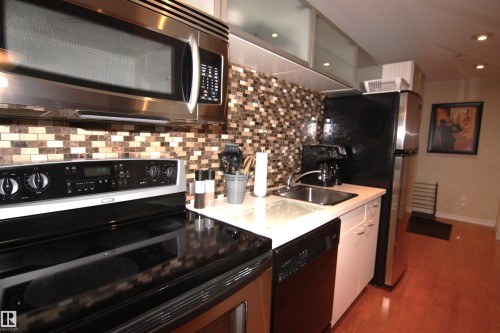311-10134 100 Street, Edmonton, AB - Indoor Photo Showing Kitchen