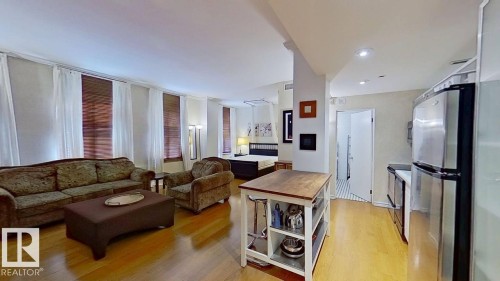 311-10134 100 Street, Edmonton, AB - Indoor Photo Showing Living Room