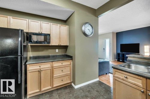 64 3040 Spence Wynd, Edmonton, AB - Indoor Photo Showing Kitchen