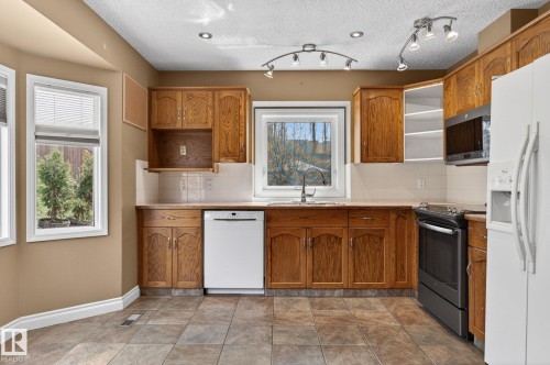 4 Dorset Place, St. Albert, AB - Indoor Photo Showing Kitchen