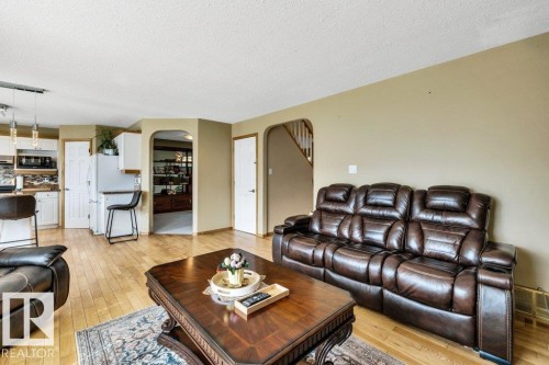5 Hayden Place, St. Albert, AB - Indoor Photo Showing Living Room