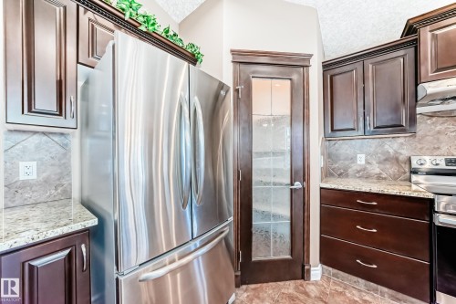 1221 Cunningham Drive, Edmonton, AB - Indoor Photo Showing Kitchen With Upgraded Kitchen