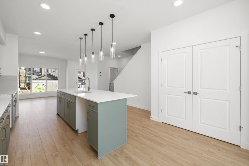 20627 43 Avenue, Edmonton, AB - Indoor Photo Showing Kitchen
