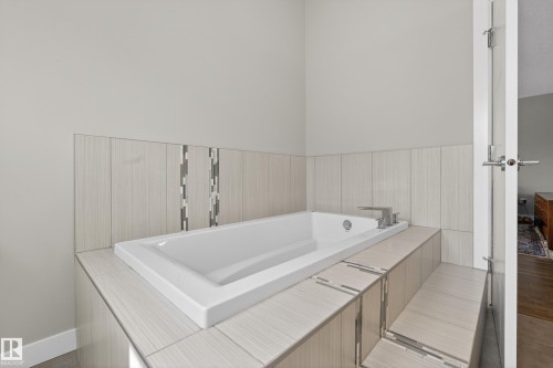 9052 92 Street, Edmonton, AB - Indoor Photo Showing Bathroom