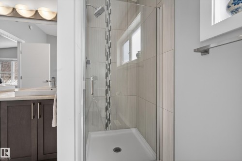9052 92 Street, Edmonton, AB - Indoor Photo Showing Bathroom