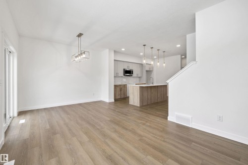 1062 Cristall Crescent, Edmonton, AB - Indoor Photo Showing Kitchen