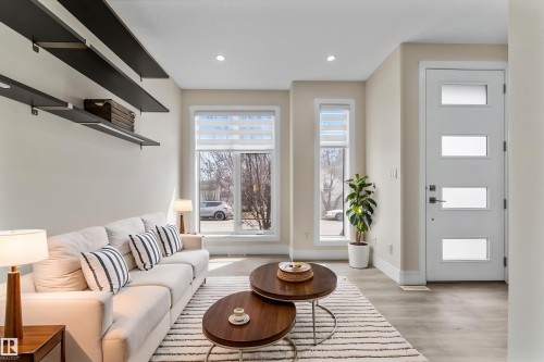 14914 108 Avenue, Edmonton, AB - Indoor Photo Showing Living Room