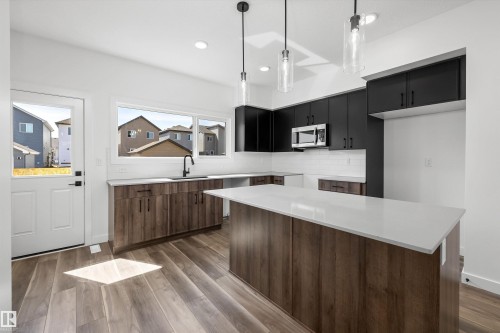 20631 43 Avenue, Edmonton, AB - Indoor Photo Showing Kitchen