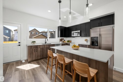 20631 43 Avenue, Edmonton, AB - Indoor Photo Showing Kitchen With Upgraded Kitchen