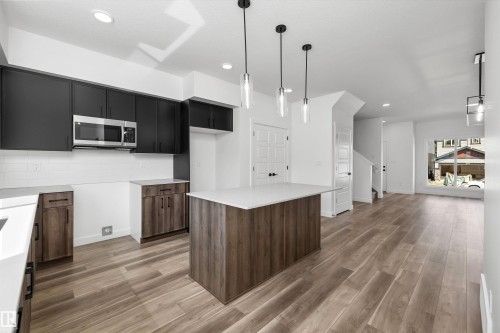 20631 43 Avenue, Edmonton, AB - Indoor Photo Showing Kitchen With Upgraded Kitchen