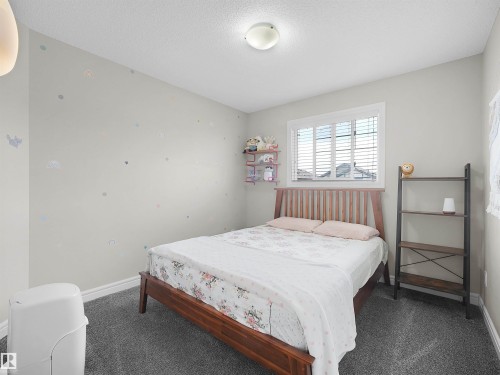 Neutral-toned walls featuring decorative accents - 3247 15 Avenue Nw, Edmonton, AB 