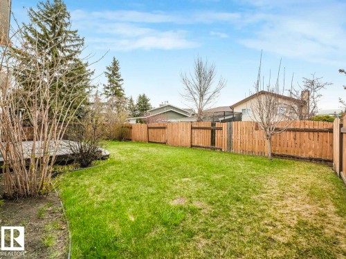 Expansive green lawn with a wood privacy fence - 4011 104 Street, Edmonton, AB - Outdoor
