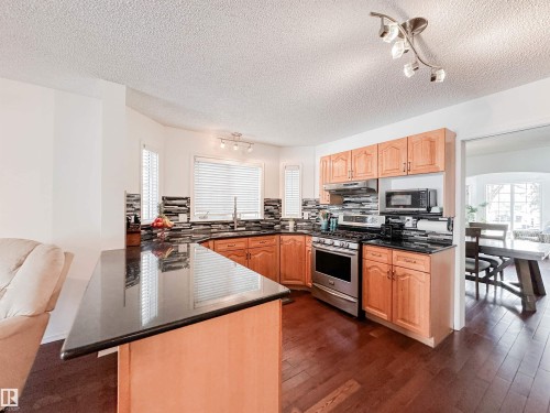 10020 97 Avenue, Edmonton, AB - Indoor Photo Showing Kitchen